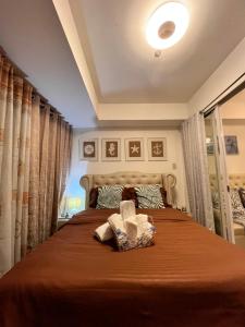 1 dormitorio con 1 cama grande y 2 toallas. en BAY beachvibe PAD, en Manila