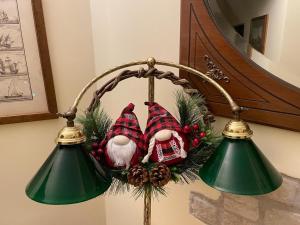 a lamp with christmas decorations on a table at Torre delle rondini in Castelnuovo di Farfa