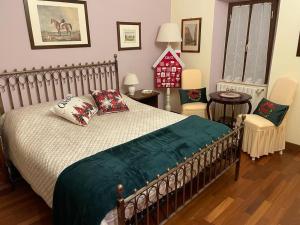 a bedroom with a bed and two chairs at Torre delle rondini in Castelnuovo di Farfa