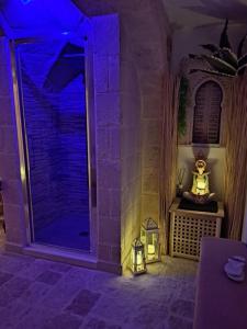 a room with a blue light and a room with a figurine at Le Dimore del Portico in Fasano