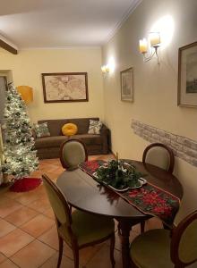 a living room with a table and a christmas tree at Torre delle rondini in Castelnuovo di Farfa