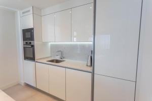 Kuchnia lub aneks kuchenny w obiekcie Luxury 2BR Seaviews - Santa Barbara Heights