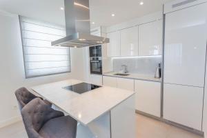 Kuchnia lub aneks kuchenny w obiekcie Luxury 2BR Seaviews - Santa Barbara Heights