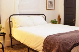 Ένα ή περισσότερα κρεβάτια σε δωμάτιο στο Jefferson Home Room 3