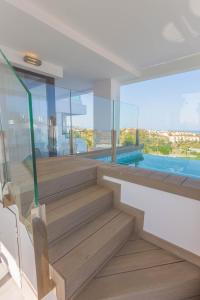 Basen w obiekcie Luxury 2BR Seaviews - Santa Barbara Heights lub w pobliżu