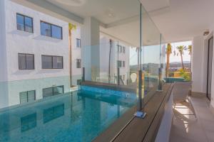 Basen w obiekcie Luxury 2BR Seaviews - Santa Barbara Heights lub w pobliżu