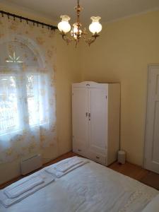 um quarto com uma cama, uma cómoda e uma janela em Apartment Milinkovic em Kovanluk