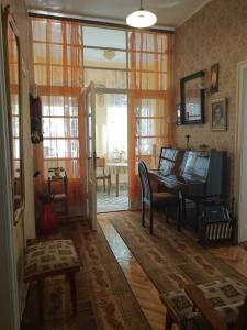 uma sala de estar com uma secretária e uma mesa com uma televisão em Apartment Milinkovic em Kovanluk