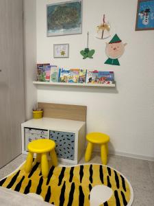 Habitación infantil con mesa y 2 taburetes en Moderne ruhige Ferienwohnung en Ubstadt-Weiher
