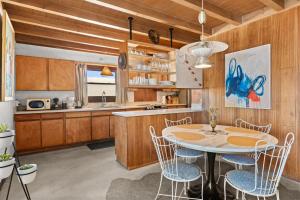 een keuken met een tafel en stoelen in een kamer bij Casa de La Rosa in Santa Fe NM in Santa Fe