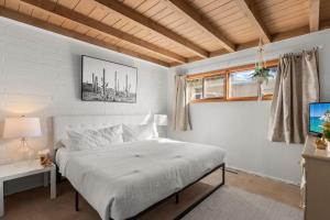 een slaapkamer met een groot bed en een raam bij Casa de La Rosa in Santa Fe NM in Santa Fe