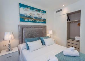 Łóżko lub łóżka w pokoju w obiekcie Luxury 2BR Seaviews - Santa Barbara Heights