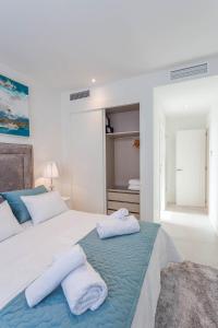 Łóżko lub łóżka w pokoju w obiekcie Luxury 2BR Seaviews - Santa Barbara Heights