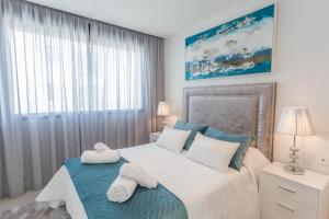 Łóżko lub łóżka w pokoju w obiekcie Luxury 2BR Seaviews - Santa Barbara Heights