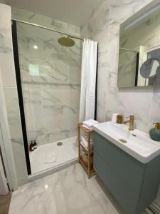 bagno con vasca, lavandino e doccia di Chambre Centre Ville Le Blanc a Le Blanc