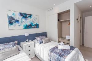 Łóżko lub łóżka w pokoju w obiekcie Luxury 2BR Seaviews - Santa Barbara Heights