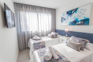 Łóżko lub łóżka w pokoju w obiekcie Luxury 2BR Seaviews - Santa Barbara Heights