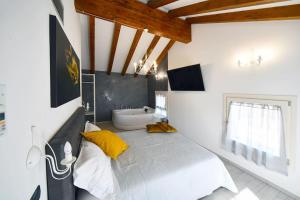 een slaapkamer met een bed en een bad. bij La casa del gufo - B&B la Casa di Graz in Reggio Emilia