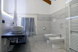 a bathroom with a toilet and a sink at La casa del gufo - B&B la Casa di Graz in Reggio Emilia +13 photos