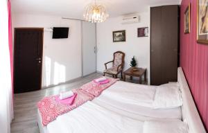 Rúm í herbergi á Guest House Ćiro
