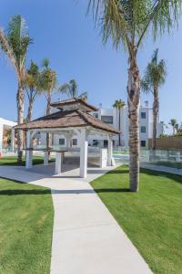 Ogród w obiekcie Luxury 2BR Seaviews - Santa Barbara Heights