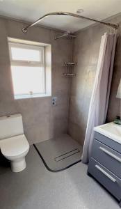 baño con aseo y lavabo y ventana en Smithdown Rooms, en Liverpool