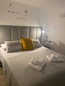 1 dormitorio con 1 cama con 2 toallas en Le Dimore del Portico, en Fasano