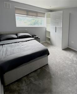Un dormitorio con una cama grande y una ventana en Smithdown Rooms, en Liverpool