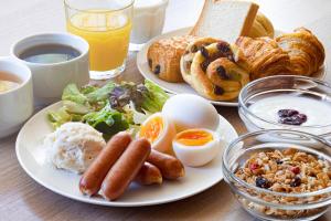 ein Tisch mit zwei Tellern Frühstücksprodukt drauf in der Unterkunft Hotel Lumiere Nishikasai in Tokio