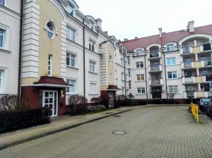 uma rua vazia em frente a uma fila de edifícios em Komfortowy Apartament Belweder em Olsztyn