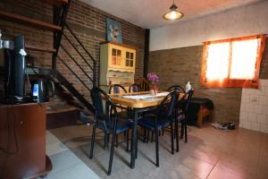 a kitchen with a table and chairs in a room at Chalet y Cabaña de montaña Esmeralda in Villa del Dique