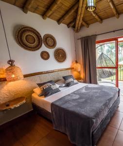 1 dormitorio con 1 cama y algunos platos en la pared en Hotel Las Aldeas, en Montenegro
