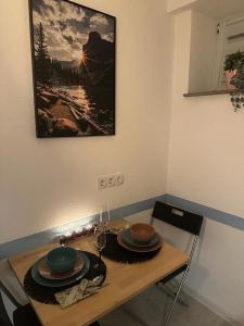 una mesa con platos y cuencos encima en Moderne ruhige Ferienwohnung en Ubstadt-Weiher