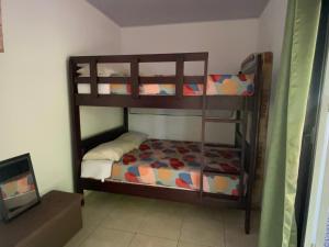 1 dormitorio con 2 literas en una habitación en Villa frente al mar Fabiomar, en Parrita