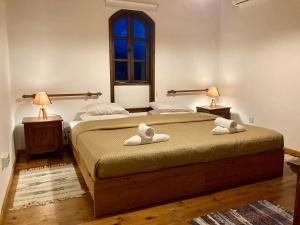 een slaapkamer met 2 bedden en handdoeken bij Traditional House with Mountain View - Dierona Village in Dierona