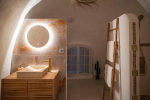 a bathroom with a sink and a mirror at Le temple d'Aphrodite, Appartement avec SPA in Vienne