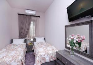 Postel nebo postele na pokoji v ubytování Yard Guesthouse + 11 fotografií