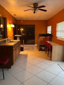 Mynd úr myndasafni af Entire Single Family home 3 bed 2 bath in water front big cozy back yard view í Coconut Creek