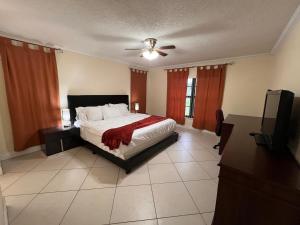 Rúm í herbergi á Entire Single Family home 3 bed 2 bath in water front big cozy back yard view