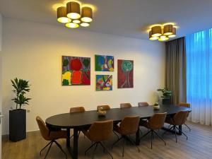 - une salle à manger avec une table et des chaises dans l'établissement SEPHS Hotel Sittard, à Sittard