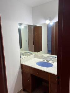La salle de bains est pourvue d'un lavabo et d'un grand miroir. dans l'établissement Departamento muy amplio, 3 habitaciones, 2 baños!, à Junín