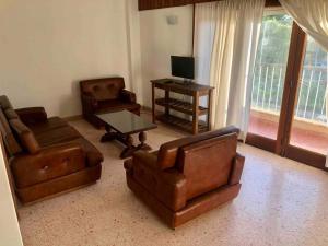 sala de estar con muebles de cuero y TV en Departamento muy amplio, 3 habitaciones, 2 baños! en Junín