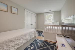 een slaapkamer met een bed, een dressoir en een raam bij Sleek and Modern Cape Cod Home 2 Mi to Beaches! in Hyannis