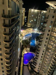vistas a una ciudad por la noche con edificios altos en BAY beachvibe PAD, en Manila