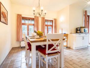 Kuchyň nebo kuchyňský kout v ubytování Ferienhaussiedlung Strandperlen Sanddornhof 4a (Typ IX)