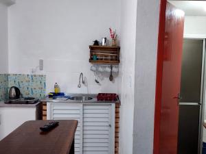 una pequeña cocina con fregadero y encimera en Residencial Bem Estar, en Bombinhas