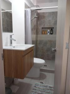 a bathroom with a sink and a toilet and a shower at ALQUILO''APARTAMENTO COMPLETO con ZONA PRIVADA SOCIAL BARBECUE BBQ'' para FAMILIAS-3 HABITACION-2 duchas in Cali +71 photos