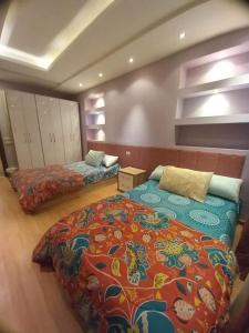 a bedroom with two beds in a room at شقه سكنيه فندقيه مفروشه للايجار اليومي والمدد الطويله in Cairo