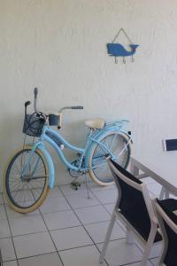 Una bicicleta azul estacionada en una habitación con una silla en Captiva Bayside Villas 1 Bedroom 2 Bath - sleep 4, en Captiva
