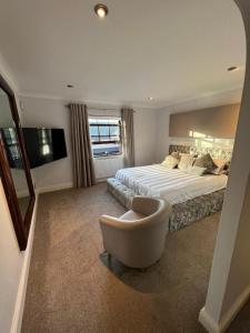 Ein Bett oder Betten in einem Zimmer der Unterkunft Huge Mansion w/ Hot Tub, Sauna and more!
